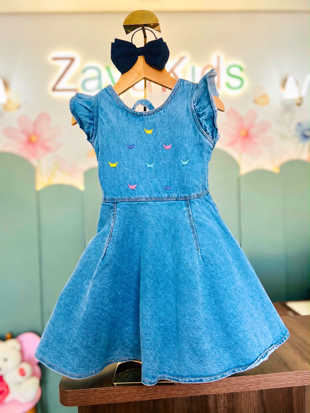 Vestido Jeans com Bordado Colorido