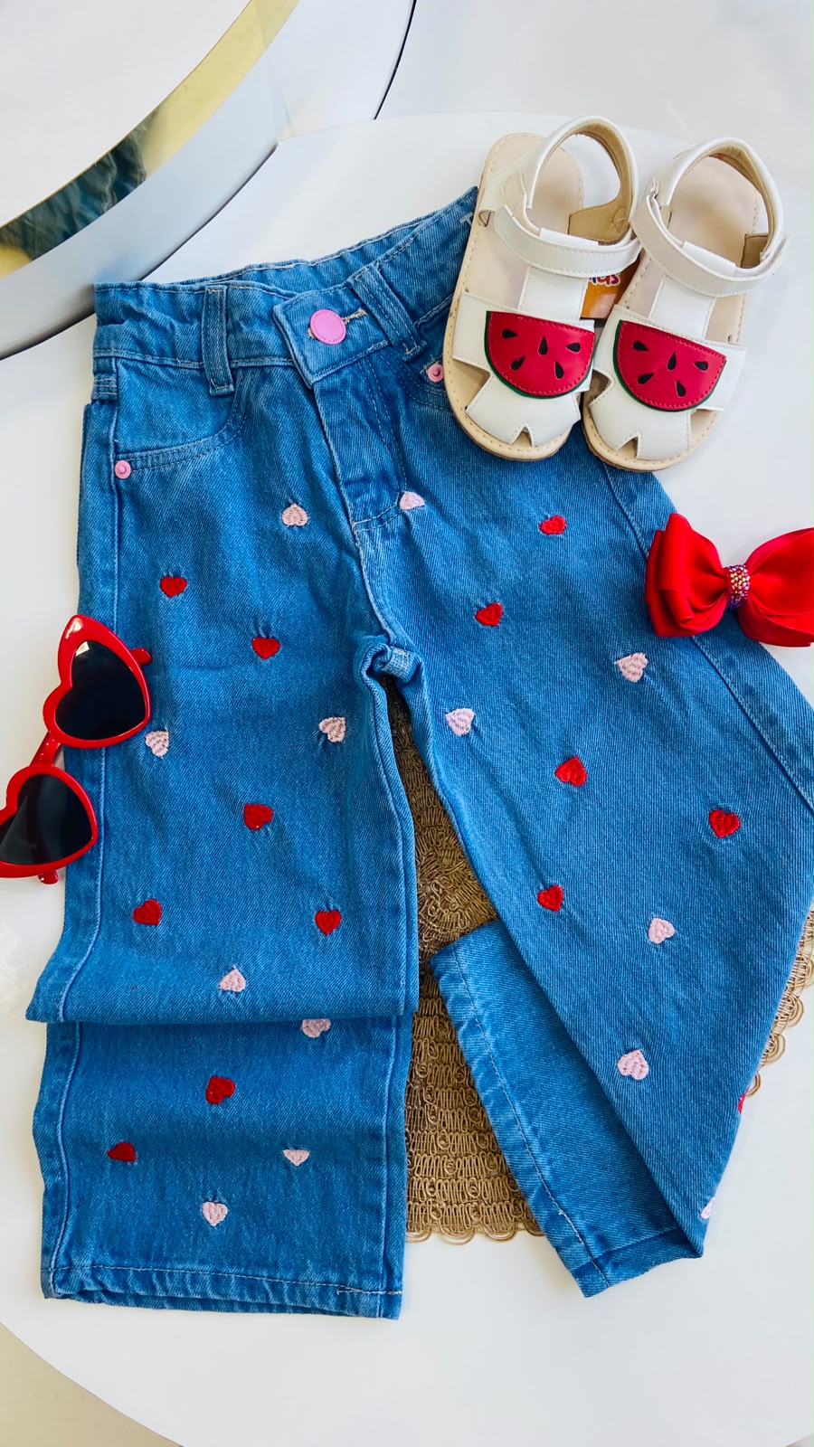 Calça Jeans com Corações Coloridos