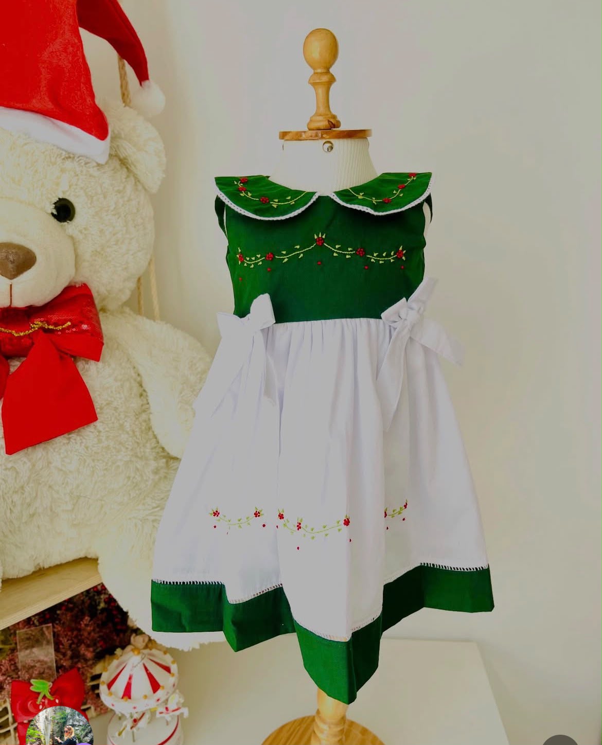 Vestido Verde e Branco com Bordado