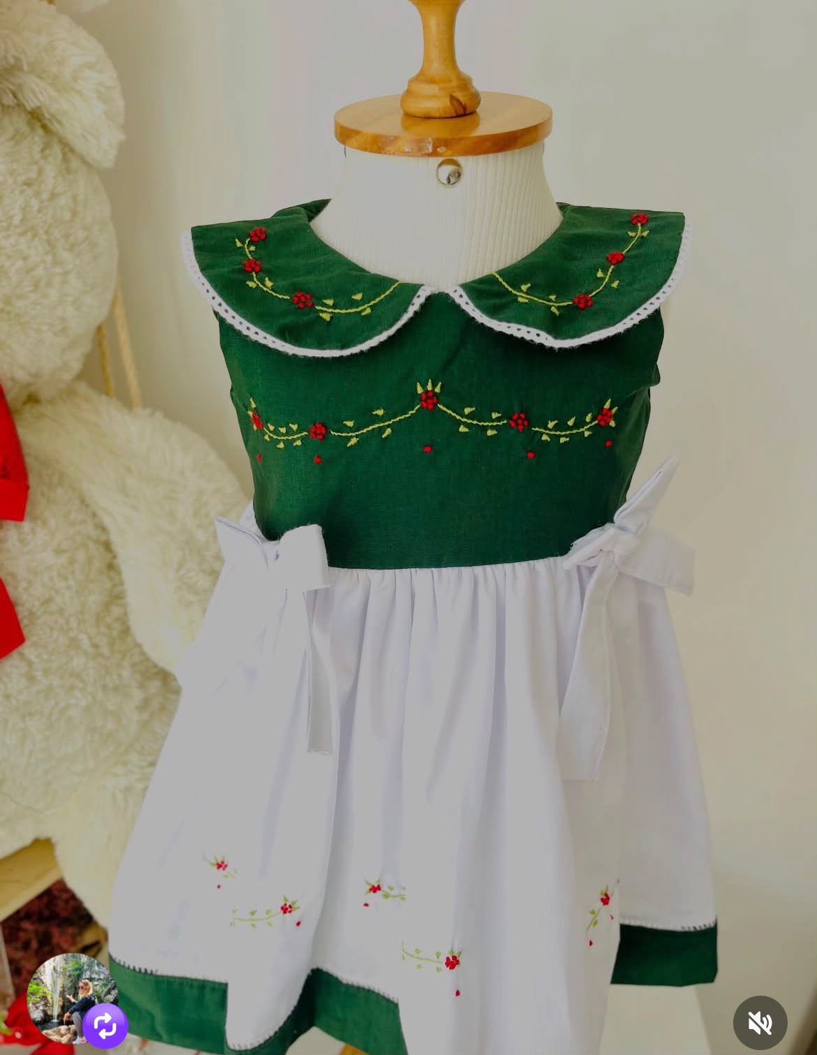 Vestido Verde e Branco com Bordado