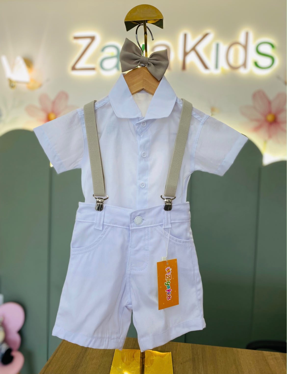Conjunto Elegante Branco com Suspensório