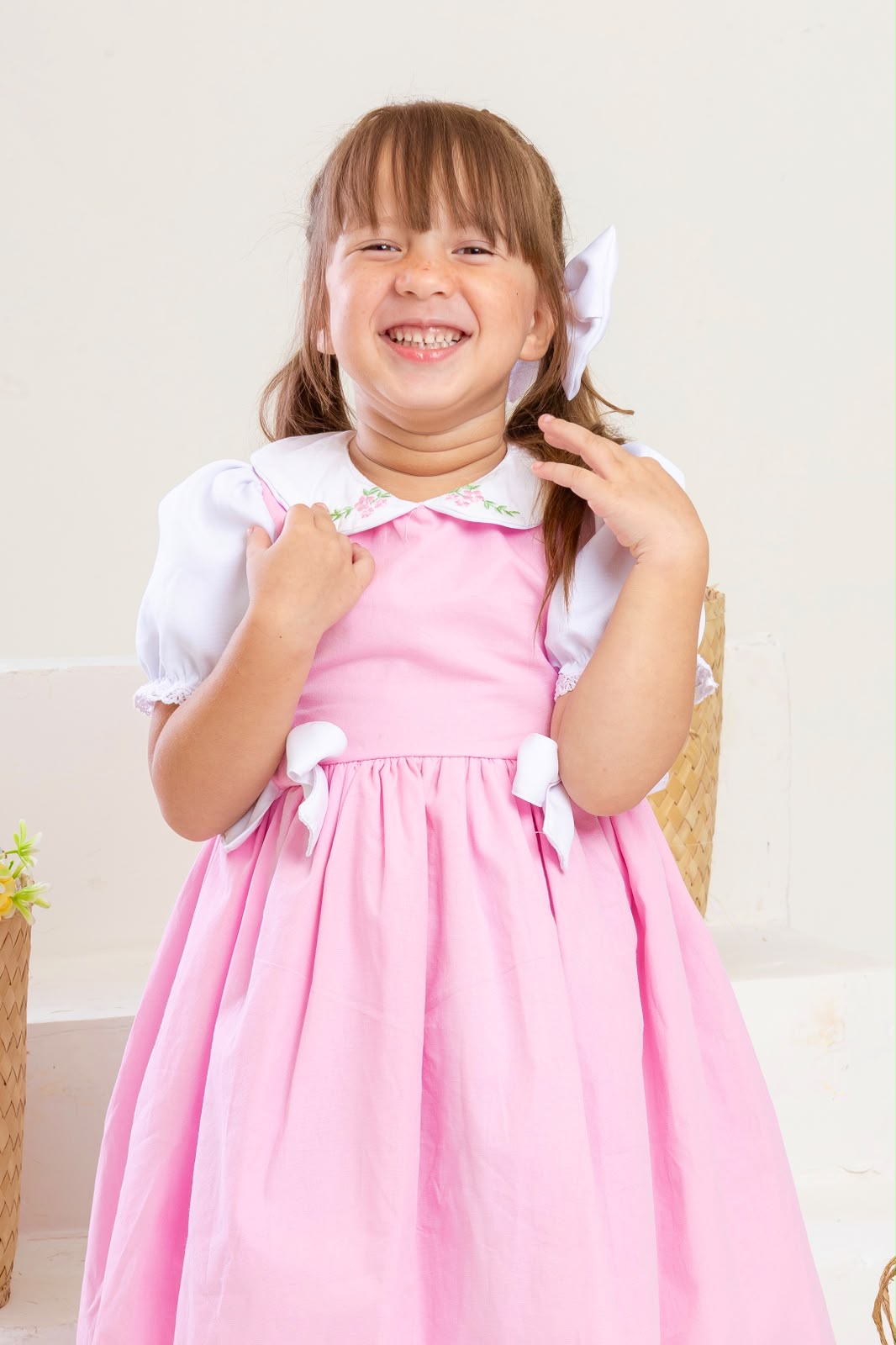 Vestido Rosa com Detalhes em Branco