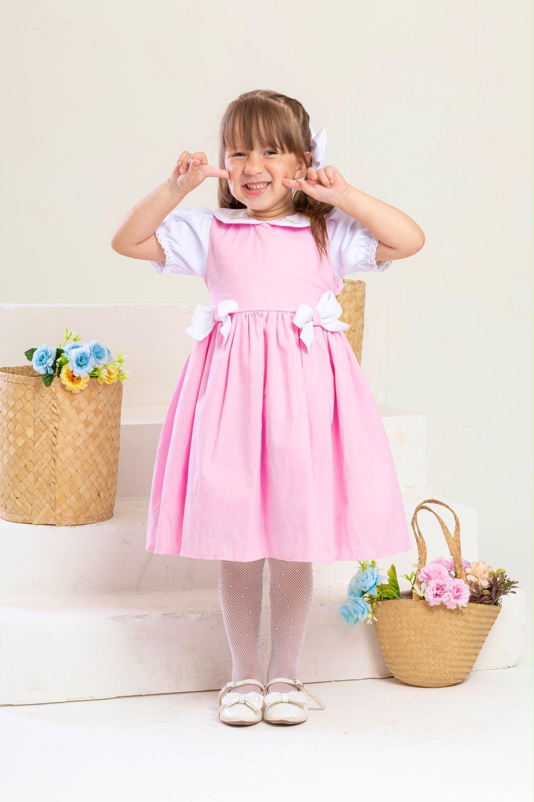 Vestido Rosa com Detalhes em Branco